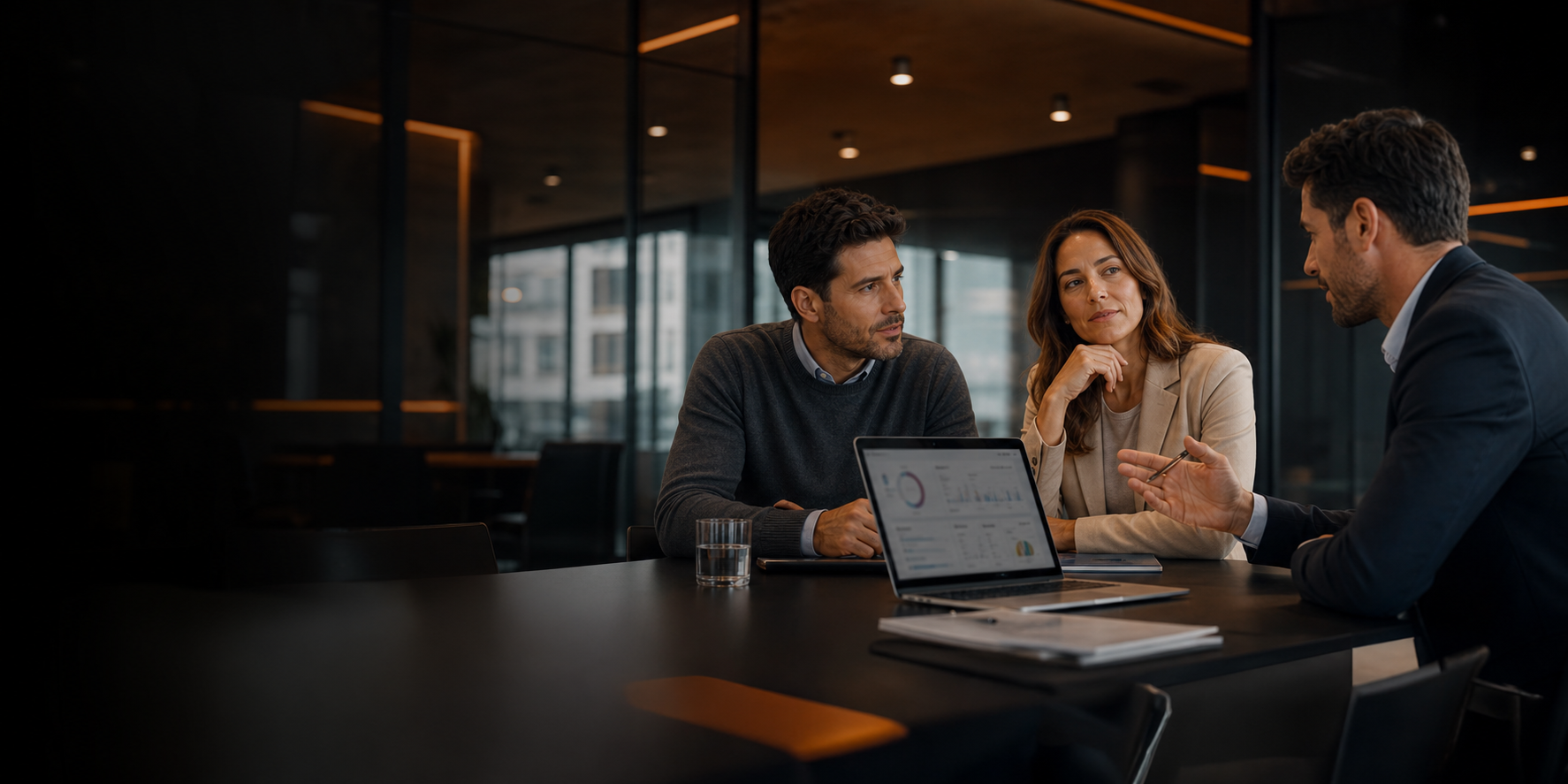 Asesor comercial revisando soluciones de telecomunicaciones con una empresa